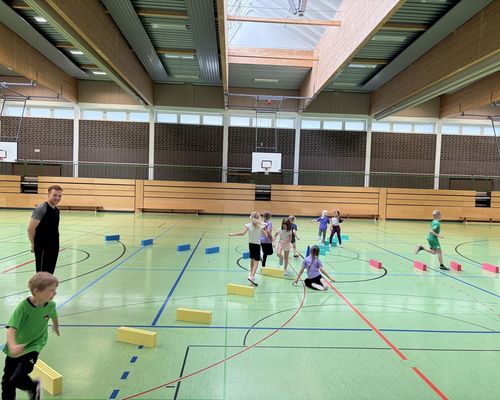 25 neue Materialpakete für hessische Grundschulen – Initiative startet mit 63 AGs ins Schuljahr 2026/2027